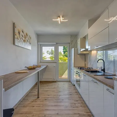 Jozefina Luxury, 100 M From The דירה *