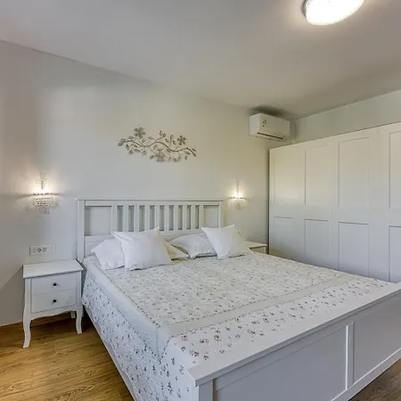 Jozefina Luxury, 100 M From The Porec