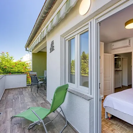 Jozefina Luxury, 100 M From The Apartment Porec